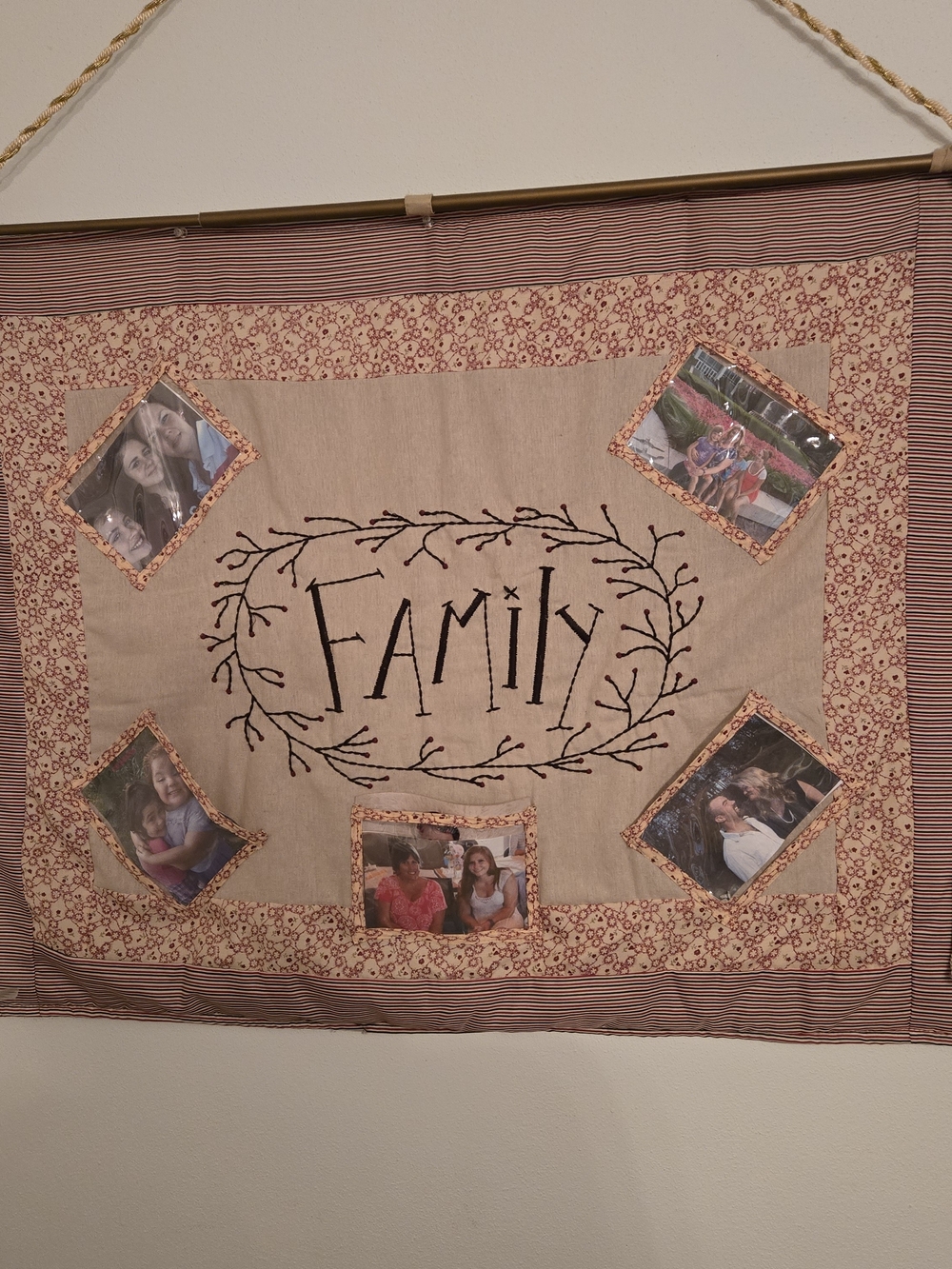 Family Wall Picture Display Tapestry With Interchangeable Pic Slots